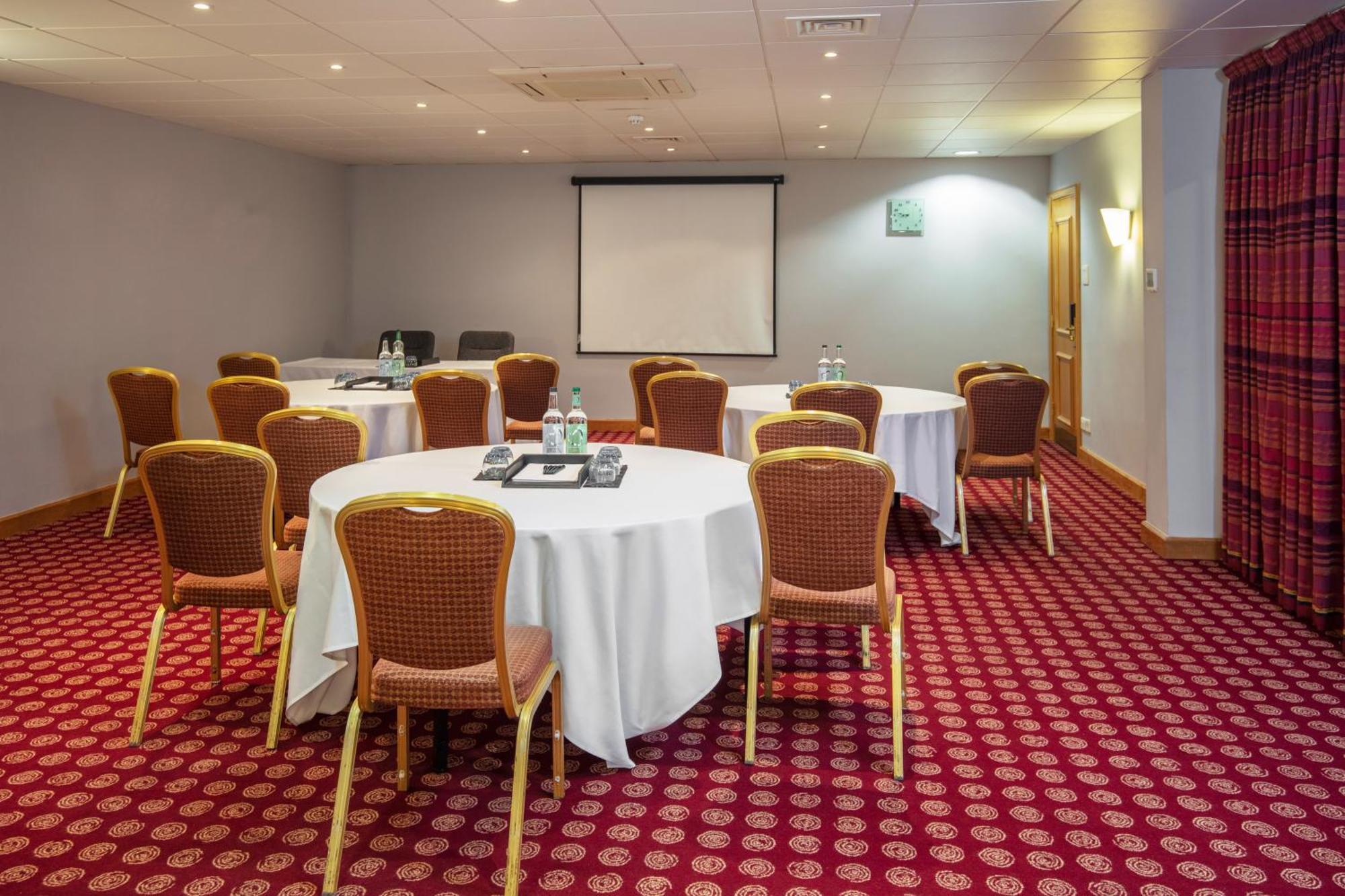 Hampshire Court & 4* Basingstoke